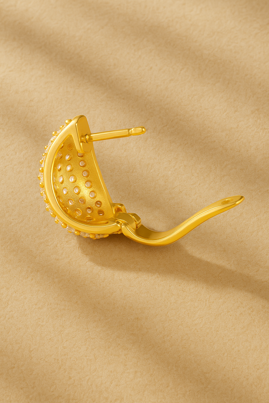 Abbraccio Gold Vermeil Huggie back