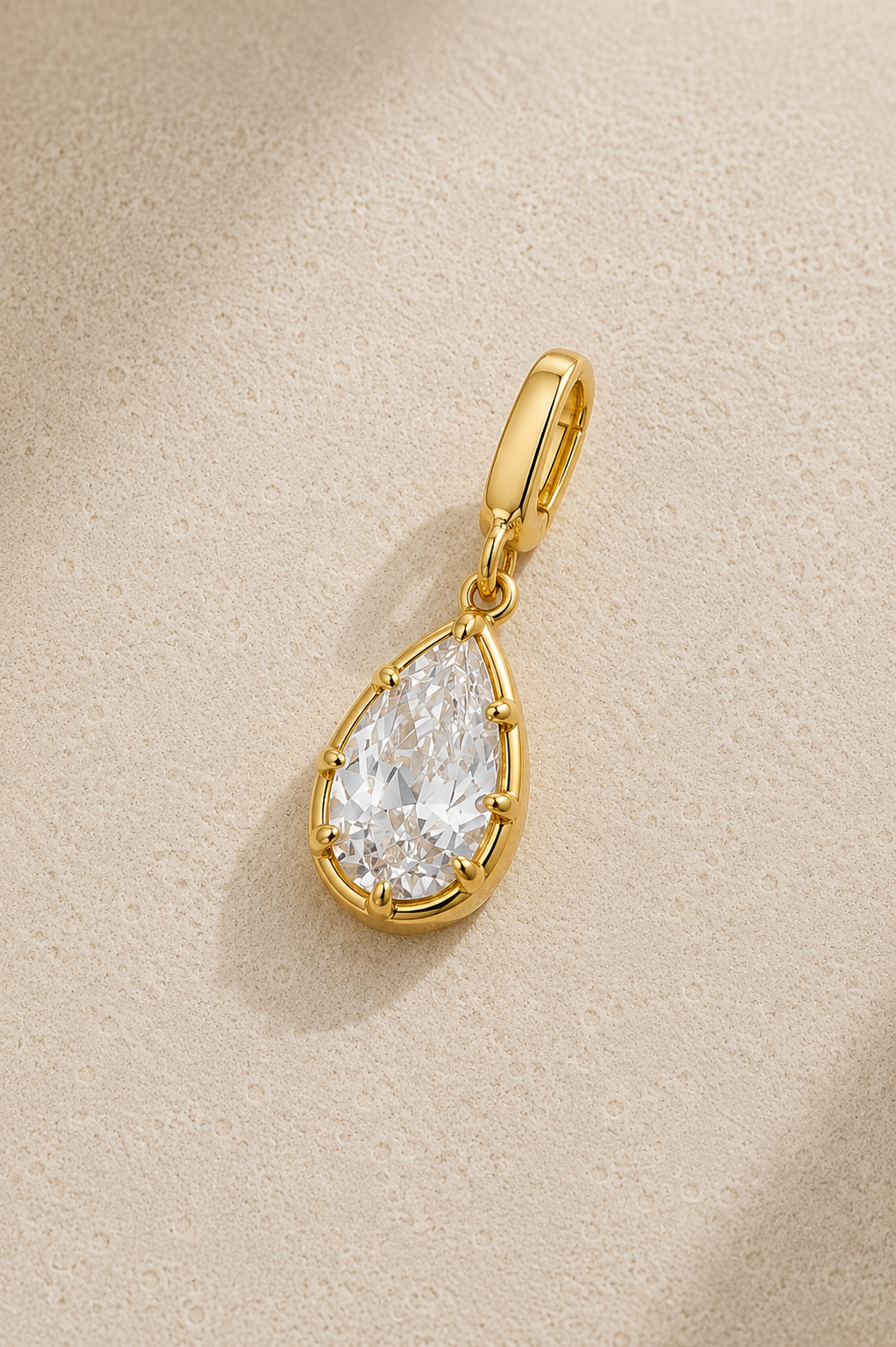 Vittoria Hook Charm Gold