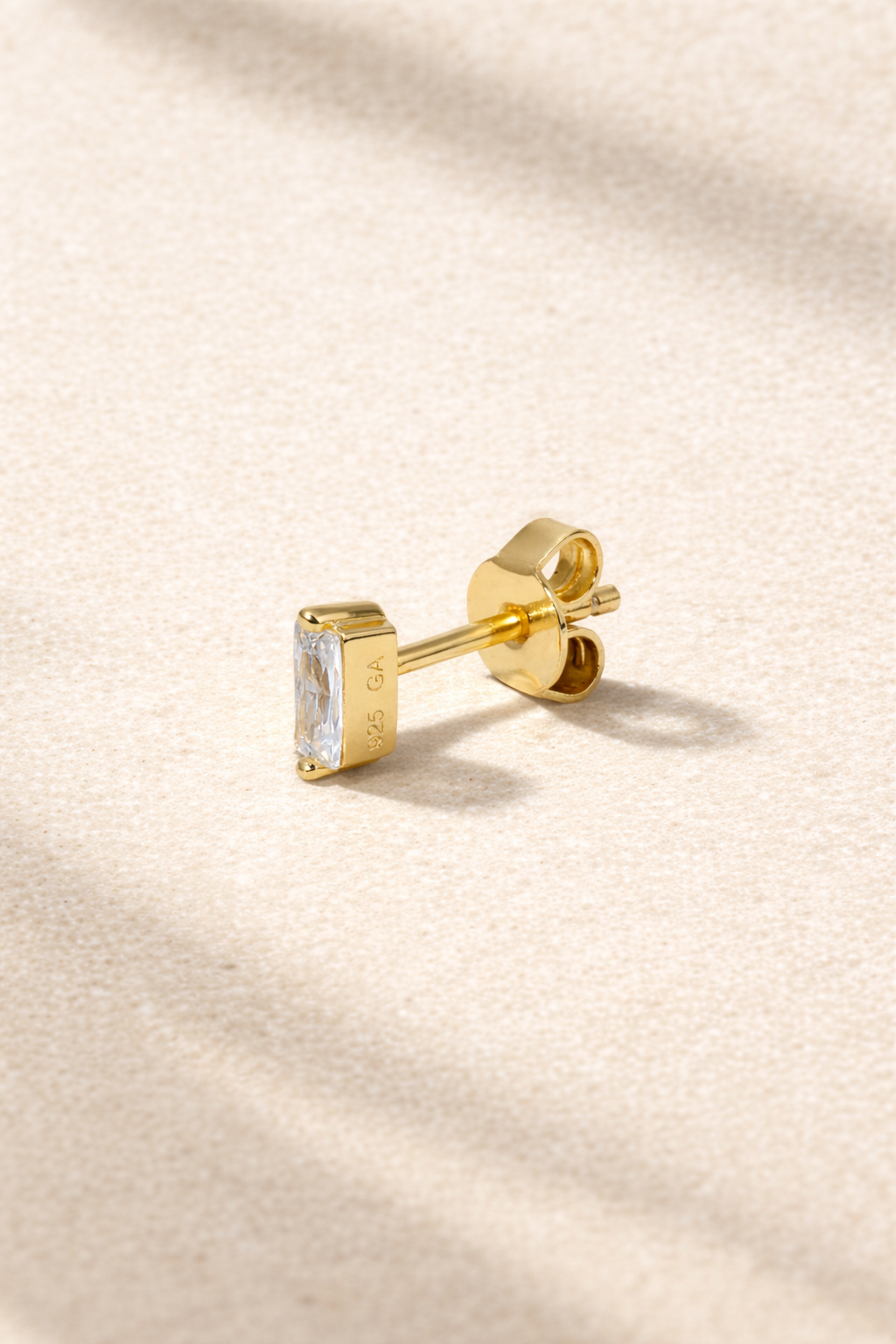 Mini baguette gold vermeil stud earring side