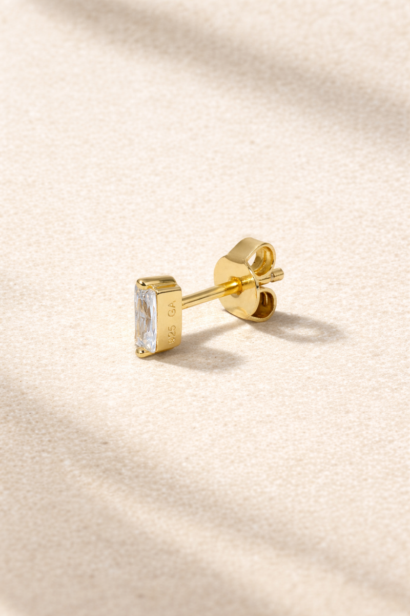 Mini baguette gold vermeil stud earring side