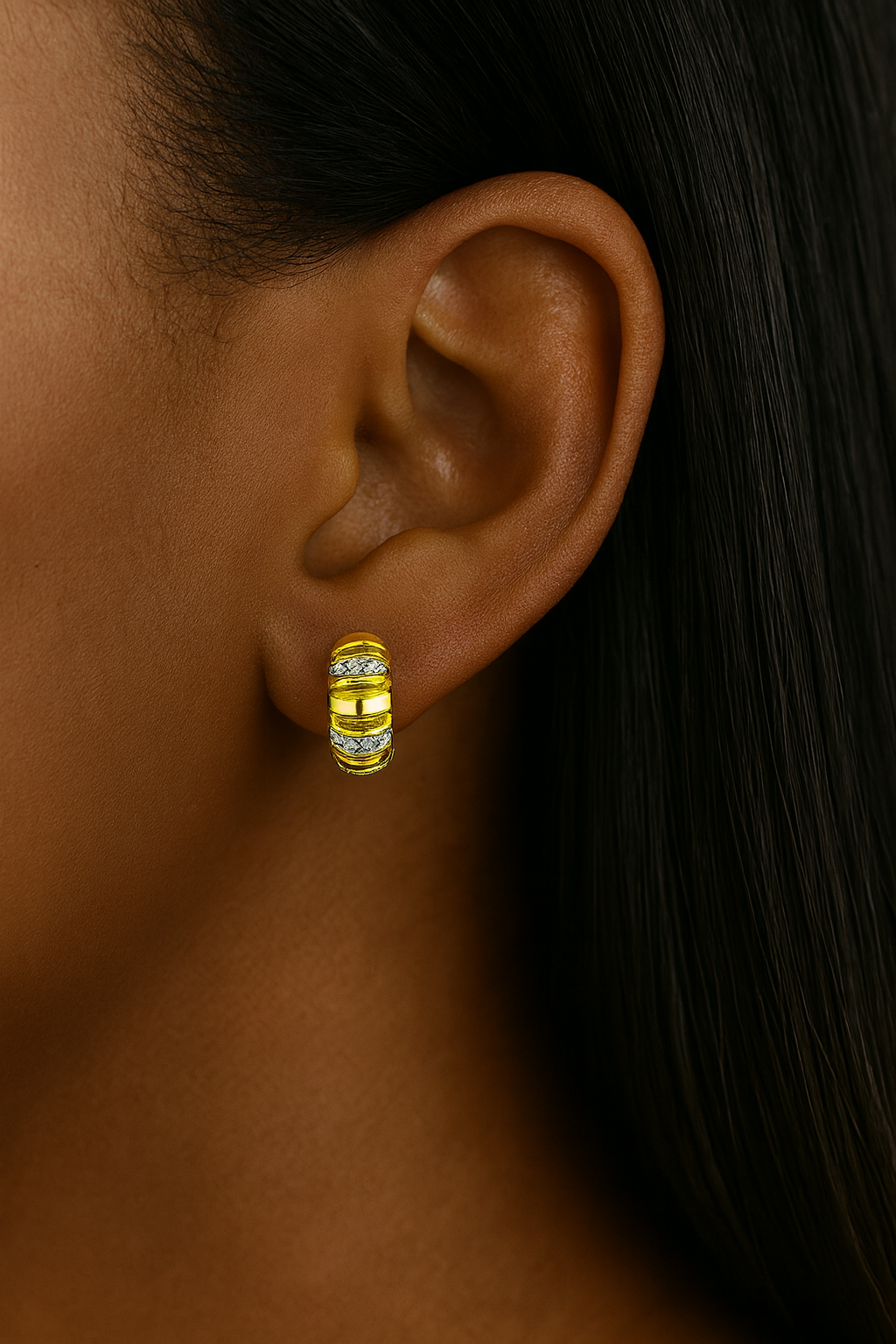 Model wearing the Noor Gold Huggie Earring by Galleria Armadoro — 9.5mm gold pavé huggie that hugs the lobe, minimal and luxurious.
