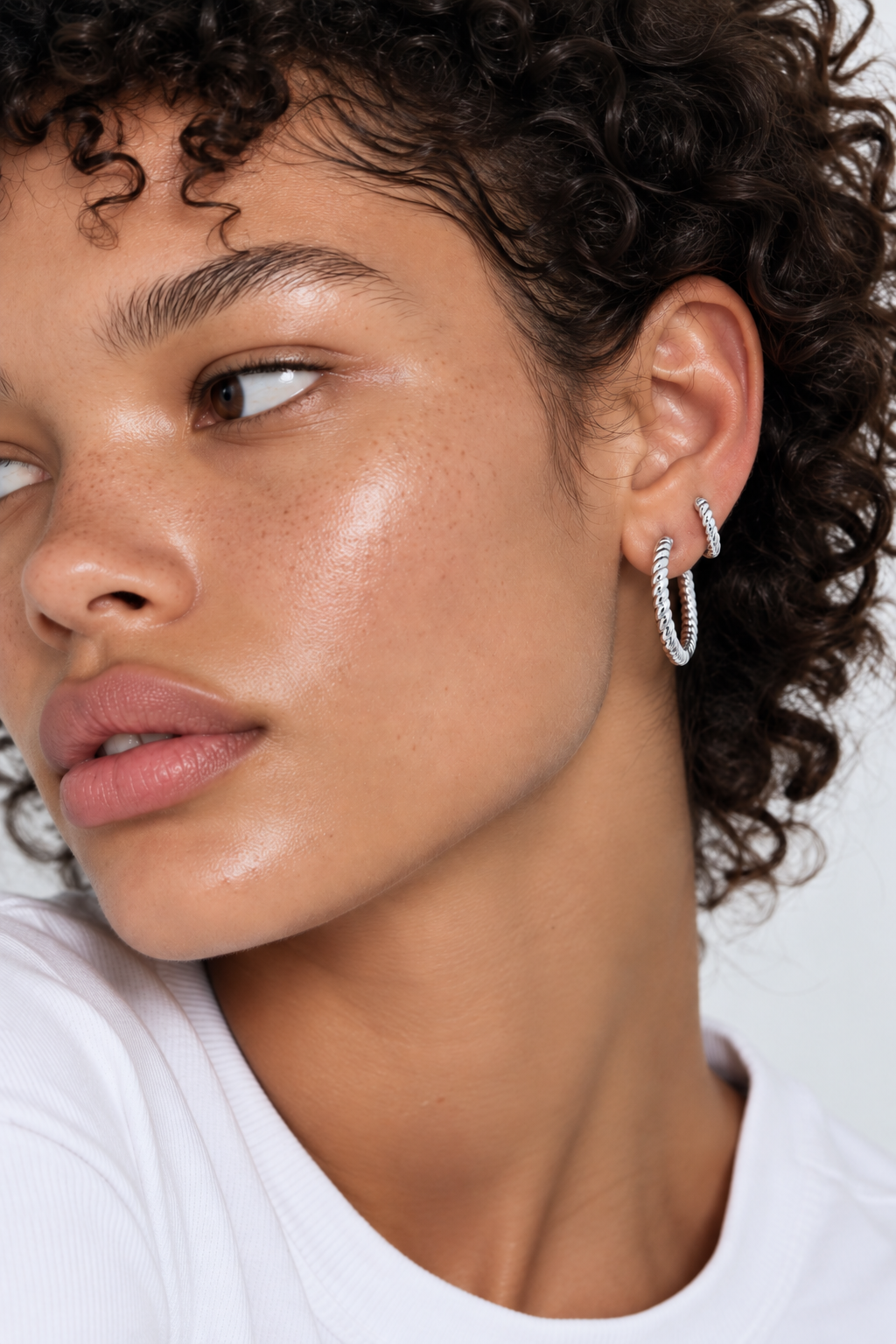 Second piercing idea by Galleria Armadoro featuring Speira 18 mm hoop on the first lobe and Speira 8.5 mm hoop on the second lobe in silver.