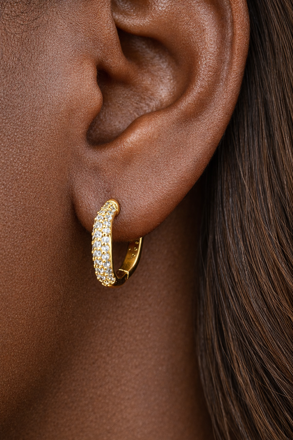 Aurora Kyma huggie earring worn in first lobe piercing on model