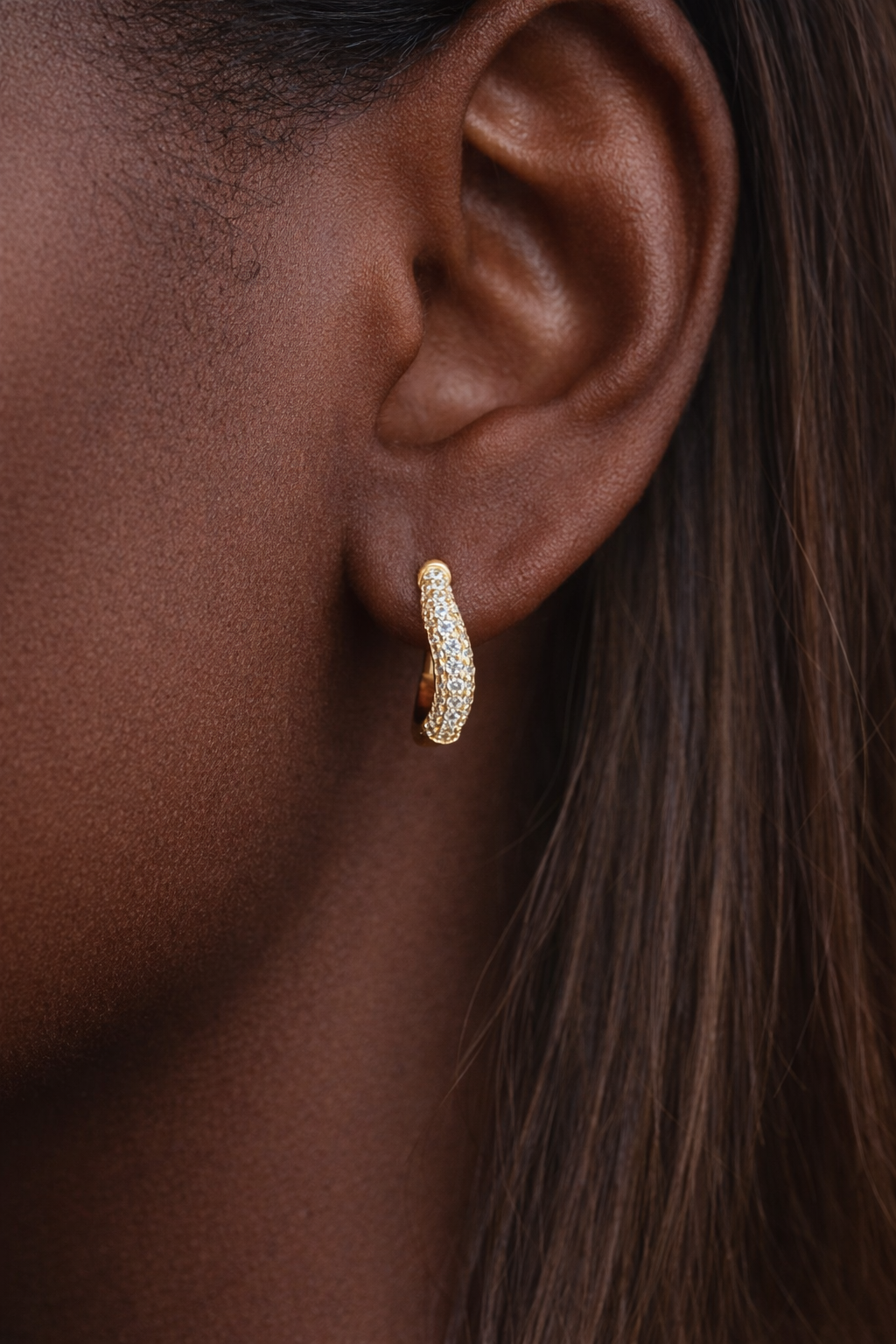 Aurora Kyma huggie earring worn in first lobe piercing on model