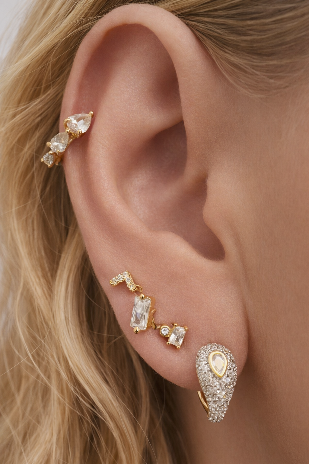 Ophelia Pavé Huggie – Gold