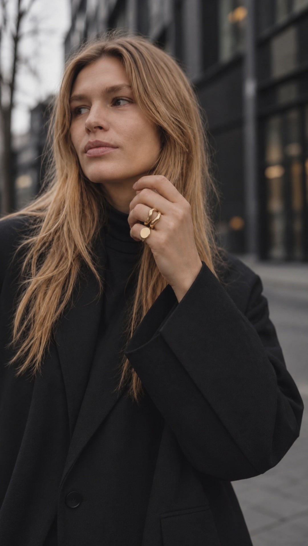 Gold ring stack by Galleria Armadoro featuring the Kyma Ring and the Bohème Signet Ring in a minimal sculptural hand story.