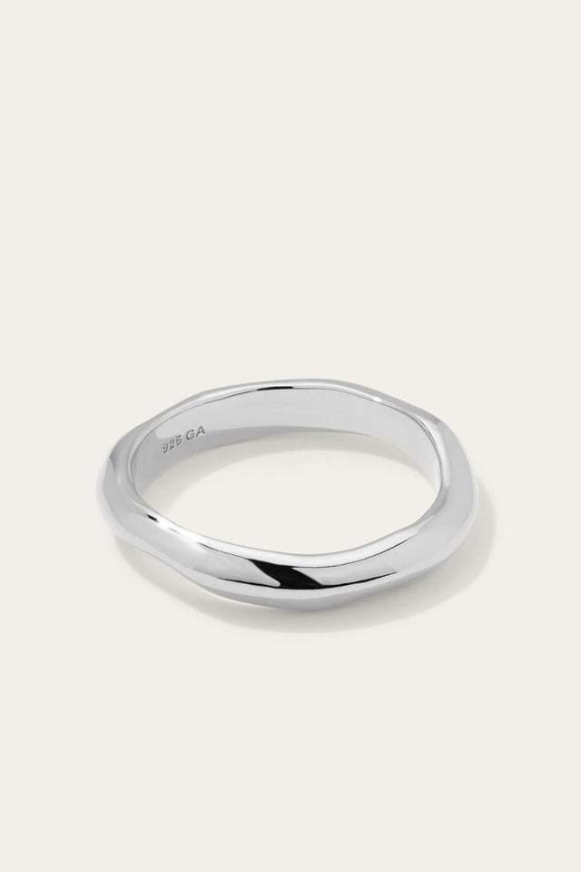 Kyma band sterling silver ring